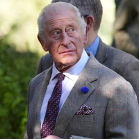 Há 23 anos, Rei Charles III viveu escândalo íntimo com mesmo funcionário citado pelo irmão de Princesa Diana; 'Circulam rumores sobre um suposto contato sexual', dizia manchete de jornal