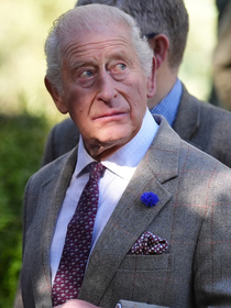 Há 23 anos, Rei Charles III viveu escândalo íntimo com mesmo funcionário citado pelo irmão de Princesa Diana; 'Circulam rumores sobre um suposto contato sexual', dizia manchete de jornal