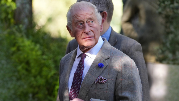 Há 23 anos, Rei Charles III viveu escândalo íntimo com mesmo funcionário citado pelo irmão de Princesa Diana; 'Circulam rumores sobre um suposto contato sexual', dizia manchete de jornal