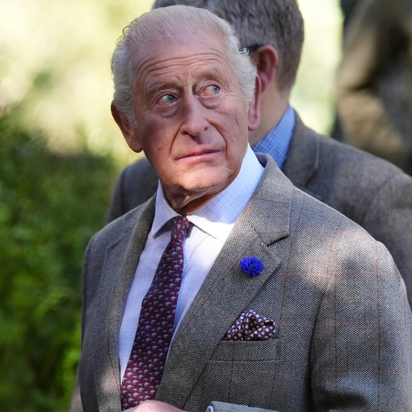 Há 23 anos, Rei Charles III viveu escândalo íntimo com mesmo funcionário citado pelo irmão de Princesa Diana; 'Circulam rumores sobre um suposto contato sexual', dizia manchete de jornal