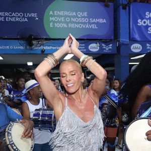 Carnaval 2025: Adriane Galisteu e Sheron Menezzes prestigiam ensaio da Portela no Rio