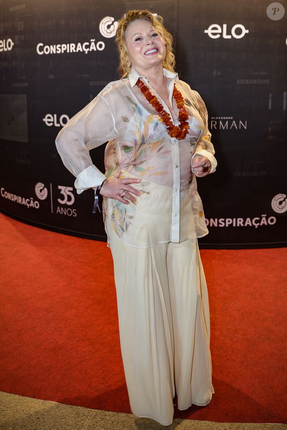 Vera Fischer, elegantérrima, aos 74 anos, também marcou presença com um look branco transparente florido