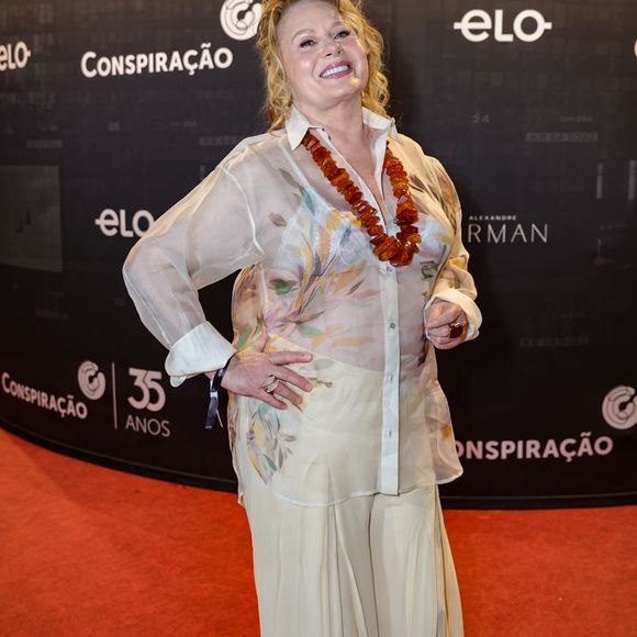Vera Fischer, elegantérrima, aos 74 anos, também marcou presença com um look branco transparente florido