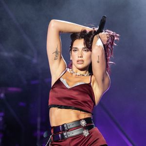 Segundo documentos obtidos pela Rolling Stone EUA, a imagem utilizada pela Samsung foi registrada nos bastidores da apresentação de Dua Lipa no festival Austin City Limits, em 2024, e acabou estampando a parte frontal de caixas de televisores comercializadas em larga escala