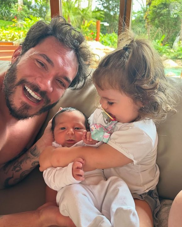 Eliezer revelou em suas redes sociais que uma funcionária do setor financeiro aproveitou o momento de vulnerabilidade do casal para desviar aproximadamente R$ 15 mil para sua conta pessoal.