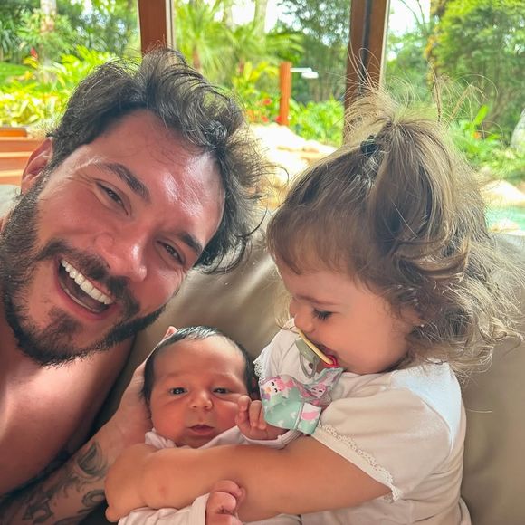 Eliezer revelou em suas redes sociais que uma funcionária do setor financeiro aproveitou o momento de vulnerabilidade do casal para desviar aproximadamente R$ 15 mil para sua conta pessoal.