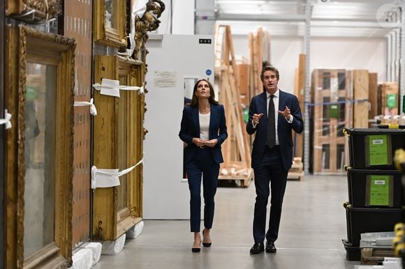 Kate Middleton combinou salto Prada com um elegante conjunto azul da Alexander McQueen.