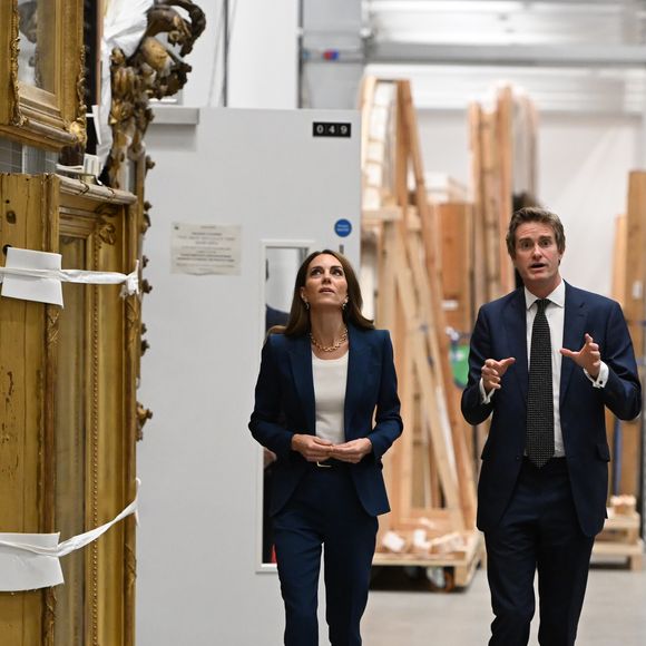 Kate Middleton combinou salto Prada com um elegante conjunto azul da Alexander McQueen.