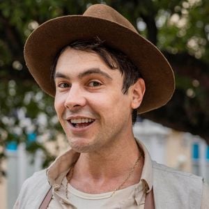 Tolstói, filósofo russo: 'A felicidade não depende das coisas externas, mas da maneira como as vemos'; foto para ilustrar a matéria com personagem Candinho (Sérgio Guizé) de 'Êta Mundo Melhor'.