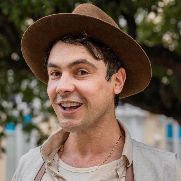 Tolstói, filósofo russo: 'A felicidade não depende das coisas externas, mas da maneira como as vemos'; foto para ilustrar a matéria com personagem Candinho (Sérgio Guizé) de 'Êta Mundo Melhor'.