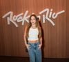 Bruna Griphao escolheu um look casual com top branco cropped e jeans de modelagem wide leg