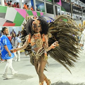 Lorena Raissa brilhou por mais um ano como rainha de bateria da Beija-Flor