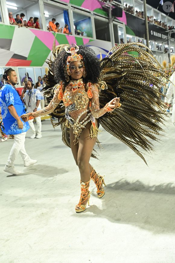 Lorena Raissa brilhou por mais um ano como rainha de bateria da Beija-Flor