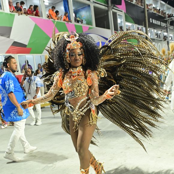 Lorena Raissa brilhou por mais um ano como rainha de bateria da Beija-Flor
