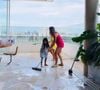 Sabrina Sato surgiu esfregando o chão ao lado da filha, Zoe