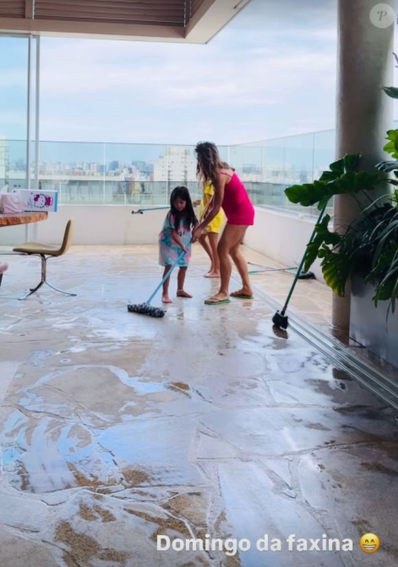 Sabrina Sato surgiu esfregando o chão ao lado da filha, Zoe