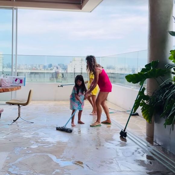 Sabrina Sato surgiu esfregando o chão ao lado da filha, Zoe