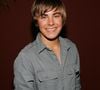 2005: pouco tempo depois de sua estreia, Zac Efron já aparecia com os dentes fechados