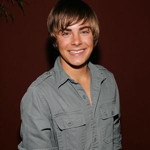 2005: pouco tempo depois de sua estreia, Zac Efron já aparecia com os dentes fechados