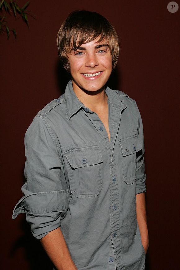 2005: pouco tempo depois de sua estreia, Zac Efron já aparecia com os dentes fechados
