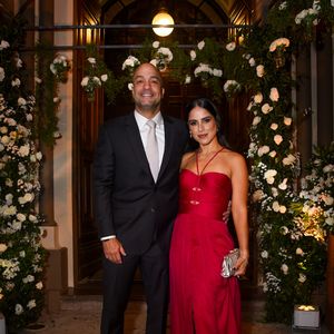 Camilla Camargo apostou em um vestido vermelho com alça no pescoço e fenda