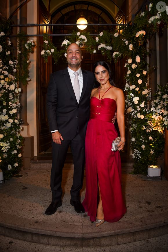 Camilla Camargo apostou em um vestido vermelho com alça no pescoço e fenda