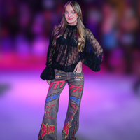 Custa quase R$ 4 mil: essa calça jeans de cintura baixa deu mood motoqueira ao look de Rafa Justus no Lollapalooza e já foi usada por Ana Castela