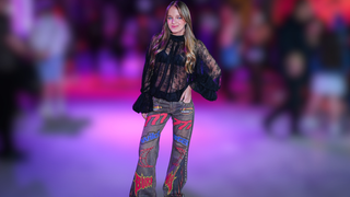 Custa quase R$ 4 mil: essa calça jeans de cintura baixa deu mood motoqueira ao look de Rafa Justus no Lollapalooza e já foi usada por Ana Castela