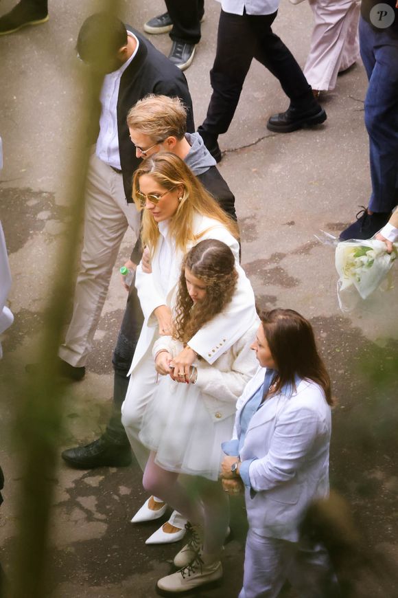 Acompanhada do namorado Bruno Garfinkel e das filhas Elle-Marie e Gioe-Marie, Schynaider Moura apareceu muito abalada no velório