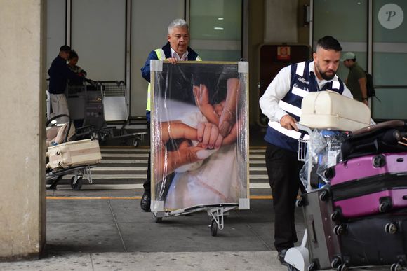 Filha de Brunna Gonçalves e Ludmilla aparece em foto com a mãe em quadro, que veio com a família dos EUA