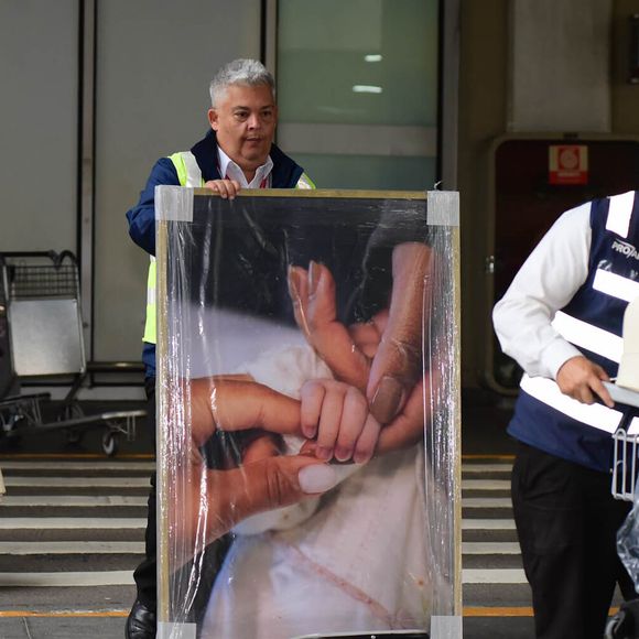 Filha de Brunna Gonçalves e Ludmilla aparece em foto com a mãe em quadro, que veio com a família dos EUA