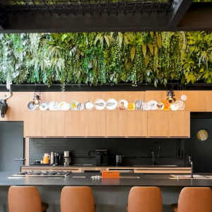 Localizada em um condomínio fechado de alto padrão na Grande São Paulo, a residência do ex-ator da Globo chama atenção por oferecer tudo o que o morador precisa sem que ele precise sair de casa.