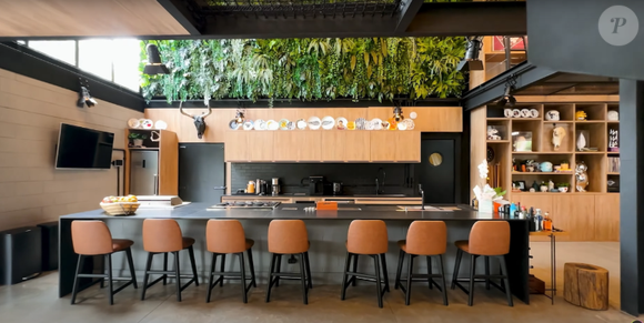 Localizada em um condomínio fechado de alto padrão na Grande São Paulo, a residência do ex-ator da Globo chama atenção por oferecer tudo o que o morador precisa sem que ele precise sair de casa.