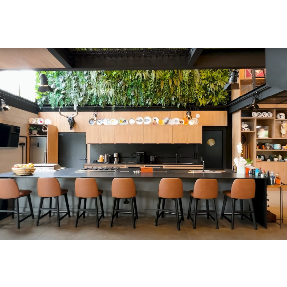 Localizada em um condomínio fechado de alto padrão na Grande São Paulo, a residência do ex-ator da Globo chama atenção por oferecer tudo o que o morador precisa sem que ele precise sair de casa.