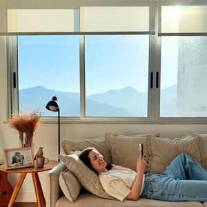 Enquanto a personagem de Nathalia Dill vive cercada de dúvidas e teorias na ficção, a realidade da atriz é bem diferente. Seu apartamento reúne elementos minimalistas, móveis de madeira clara e objetos decorativos cuidadosamente escolhidos para criar uma atmosfera acolhedora