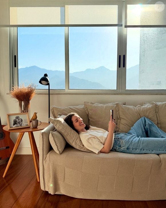 Enquanto a personagem de Nathalia Dill vive cercada de dúvidas e teorias na ficção, a realidade da atriz é bem diferente. Seu apartamento reúne elementos minimalistas, móveis de madeira clara e objetos decorativos cuidadosamente escolhidos para criar uma atmosfera acolhedora
