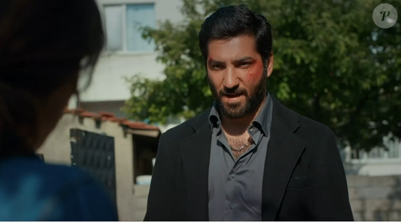 No final da novela 'Mãe', Cengiz se revolta quando Melek/Turna conta ter aberto mão da herança da avó de criação, Cahide, e apanha do vilão