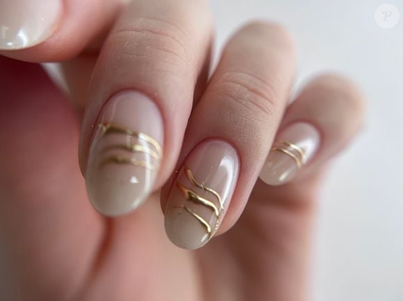 Unhas decoradas clarinhas: que tal essa inspiração clean para o dia a dia