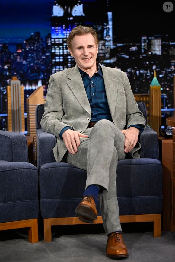 Liam Neeson revelou que não queria parecer triste ou depressivo após a tragédia e, por isso, se afundou no trabalho. Essa também foi uma forma de ocupar a mente
