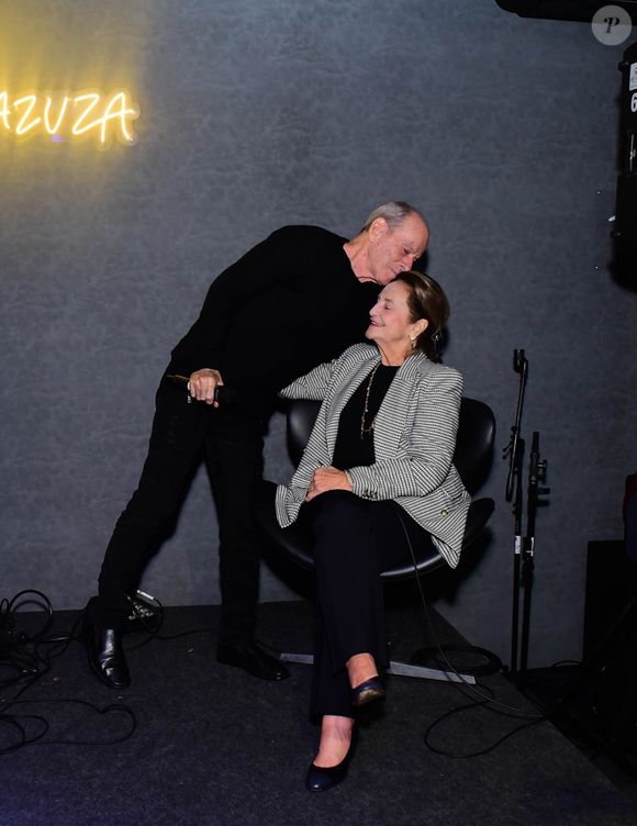 A imagem do reencontro entre Ney e Lucinha, marcada por um beijo na cabeça e olhares de cumplicidade, rodou as redes sociais como um símbolo da memória viva de Cazuza