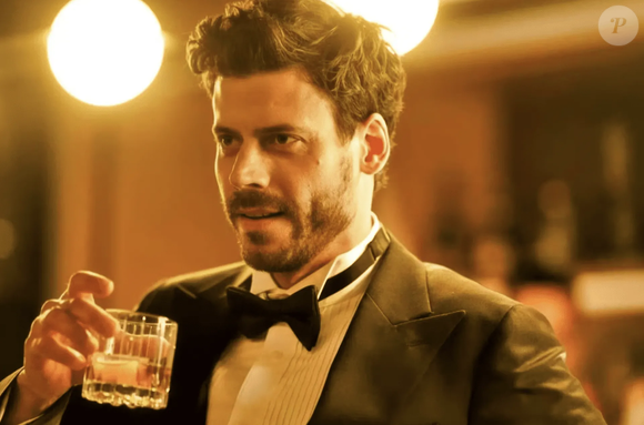 Veja o treino de bíceps de François Arnaud, de 'Rivalidade Ardente'