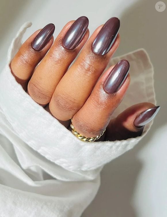 O marrom é a cor do inverno, então vale a pena usá-lo em um esmalte perolado para um efeito mais original