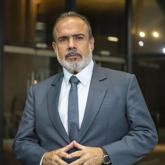 Jairo (André Mattos) fica preocupado com a ida de Paulinho (Rômulo Estrela) à Chacrinha.