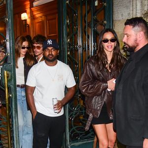 Bruna Marquezine foi uma das últimas a sair da festa de Dua Lipa