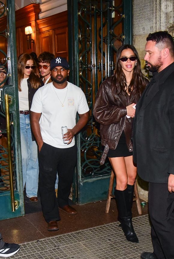 Bruna Marquezine foi uma das últimas a sair da festa de Dua Lipa