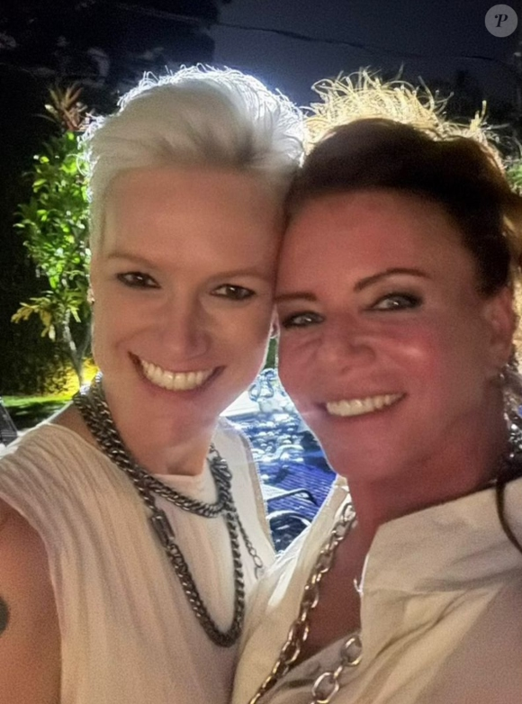 Leilane Neubarth namora atualmente com a iluminadora Mari Pitta