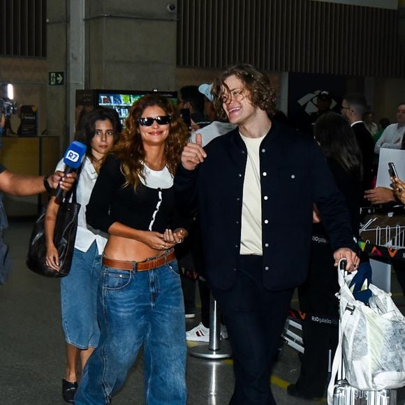 Com Isadora Cruz ao lado, Lucas Pinheiro Braathen foi recepcionado pela imprensa em chegada ao Brasil