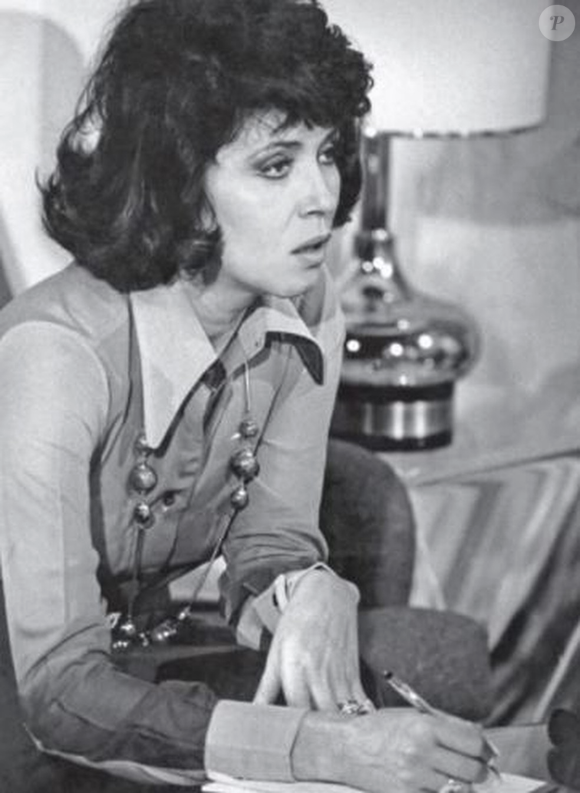 Theresa Amayo: pioneira na teledramaturgia brasileira, Theresa Amayo viveu um dos episódios mais dolorosos de sua carreira ainda nos anos 1960. Escalada para protagonizar "Véu de Noiva", viu o papel ser repassado a Regina Duarte pouco antes das gravações. A troca, feita após a contratação da atriz pela Globo, deixou cicatrizes profundas. Apesar de seguir trabalhando em outros projetos, Theresa nunca apagou esse episódio da memória. Morreu em 2022, aos 88 anos, mantendo intacta a mágoa daquela substituição inesperada.