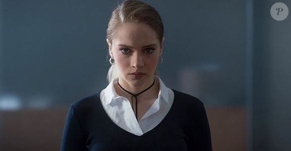 Miray Daner como Aslı Tuna: Uma jovem jornalista da geração Z, determinada a alcançar o sucesso rapidamente.