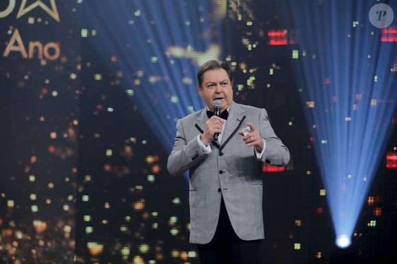 Faustão segue internado em São Paulo após procedimento para retirada de sonda gástrica. Equipe do apresentador atualizou o quadro de saúde e afirmou que a permanência no hospital ocorre apenas para exames de rotina
